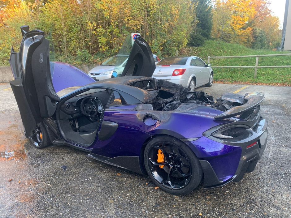 besch&auml;digter Sportwagen